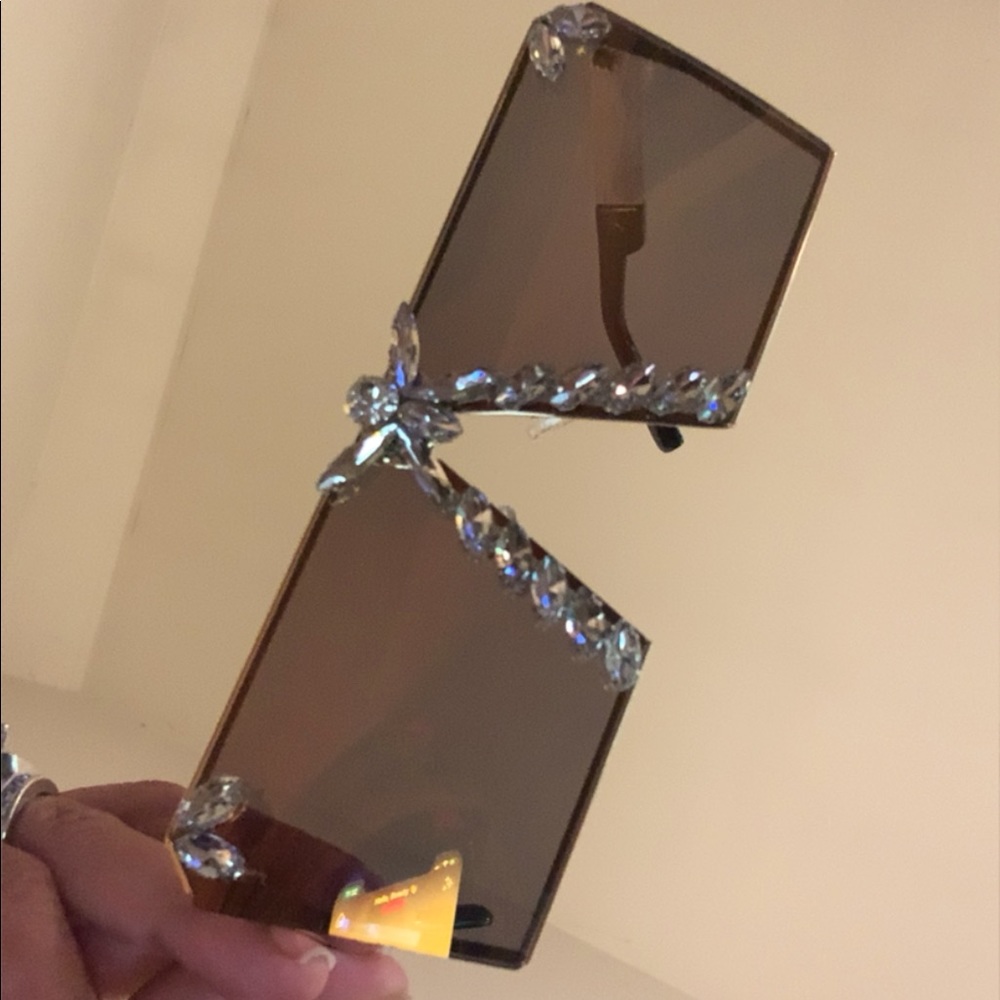 SALE🔥💕Gold Frame Luxury Rhinestone Sunglasses💕 - Picture 4 of 5